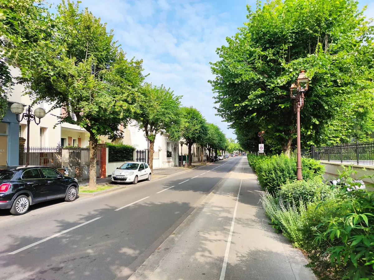 Le boulevard du Lac bordé d'arbres à Enghien-les-Bains