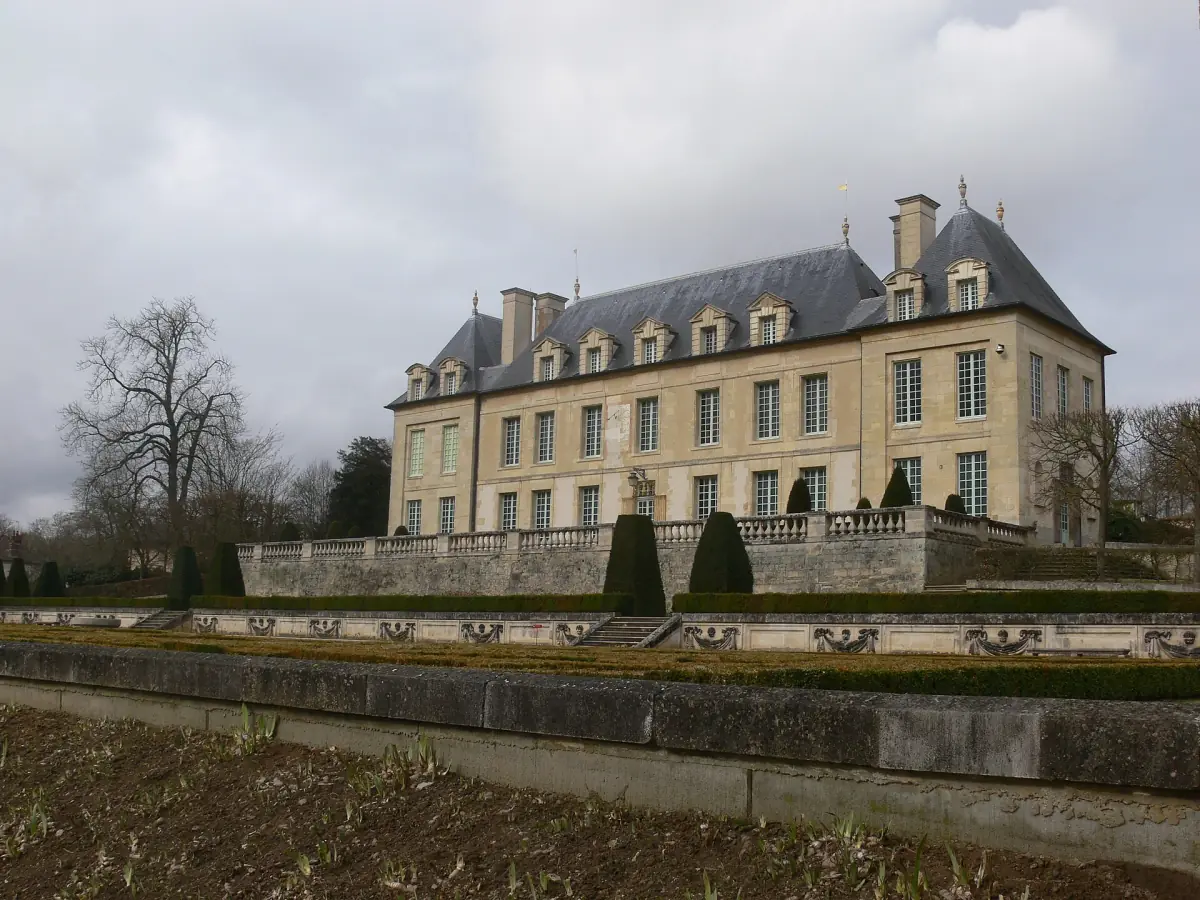 Le château d'Auvers au-dessus de ses terrasses