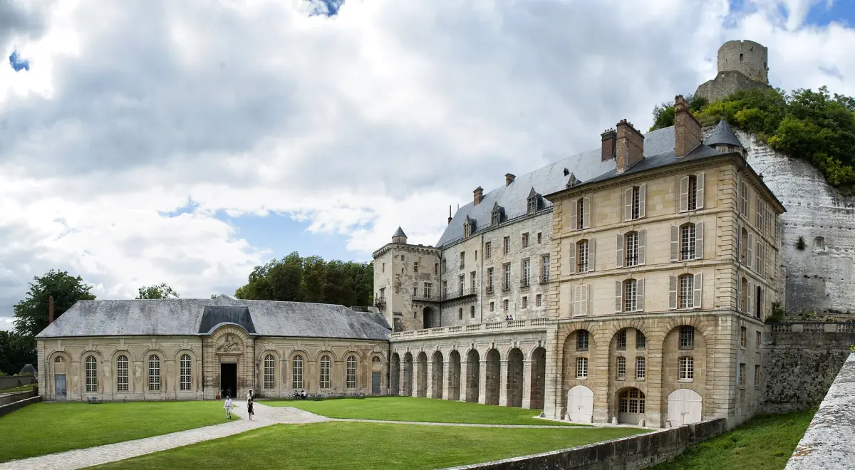 Le château de La Roche-Guyon contre la falaise de craie