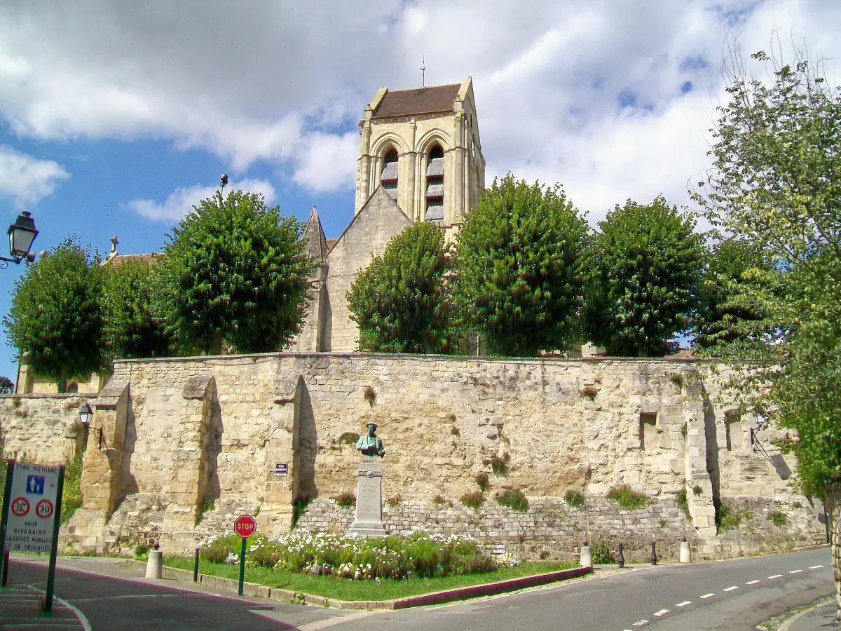 L'église d'Auvers-sur-Oise au-dessus d'une rue