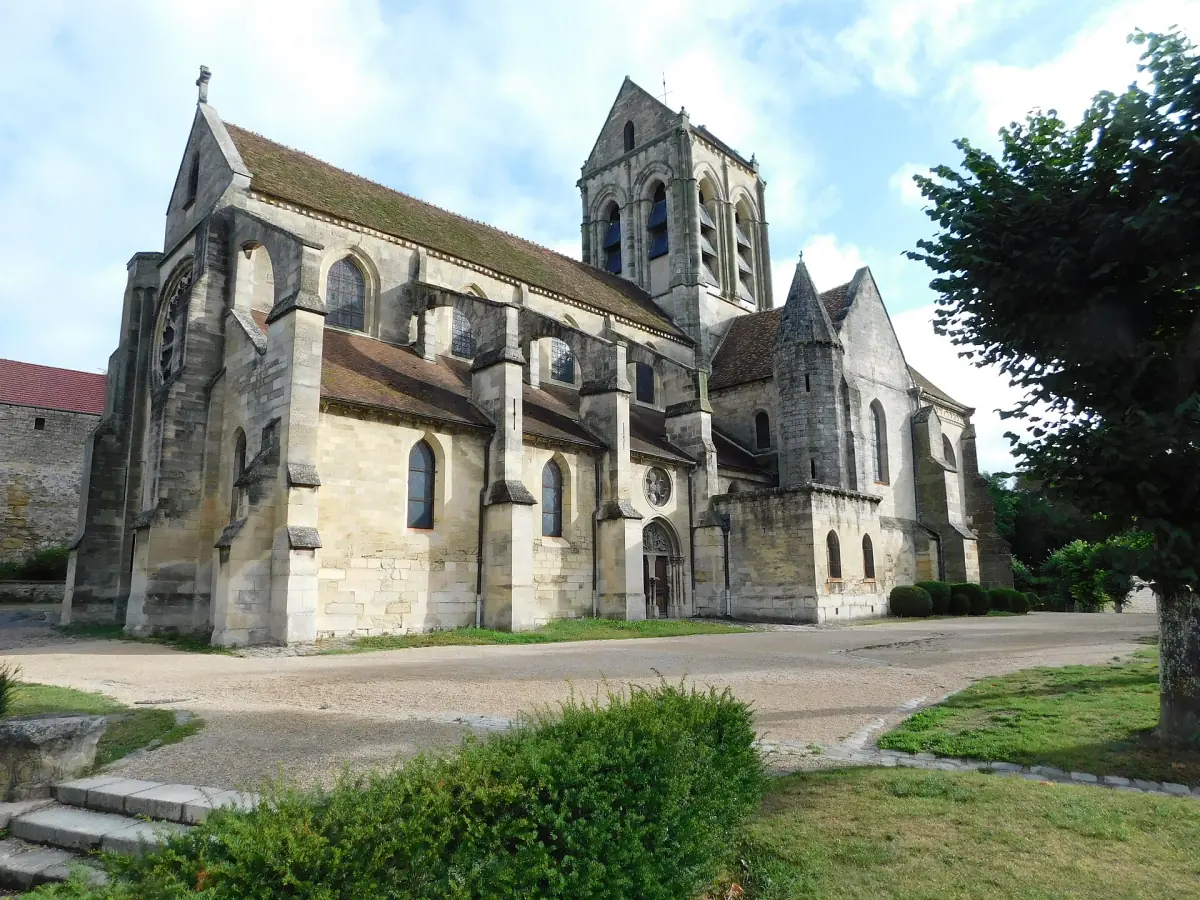 L'église d'Auvers-sur-Oise derrière un jardin
