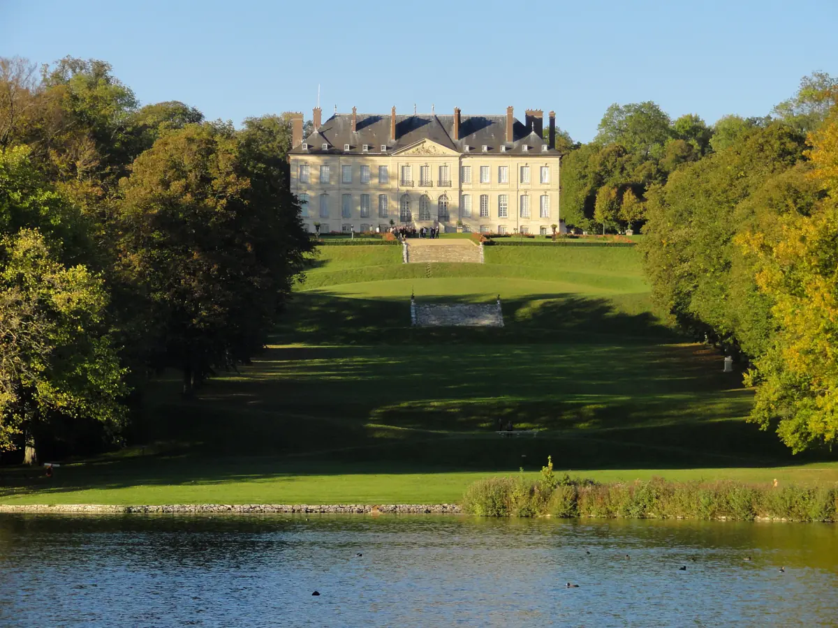 Le château et l'étang du domaine de Villarceaux
