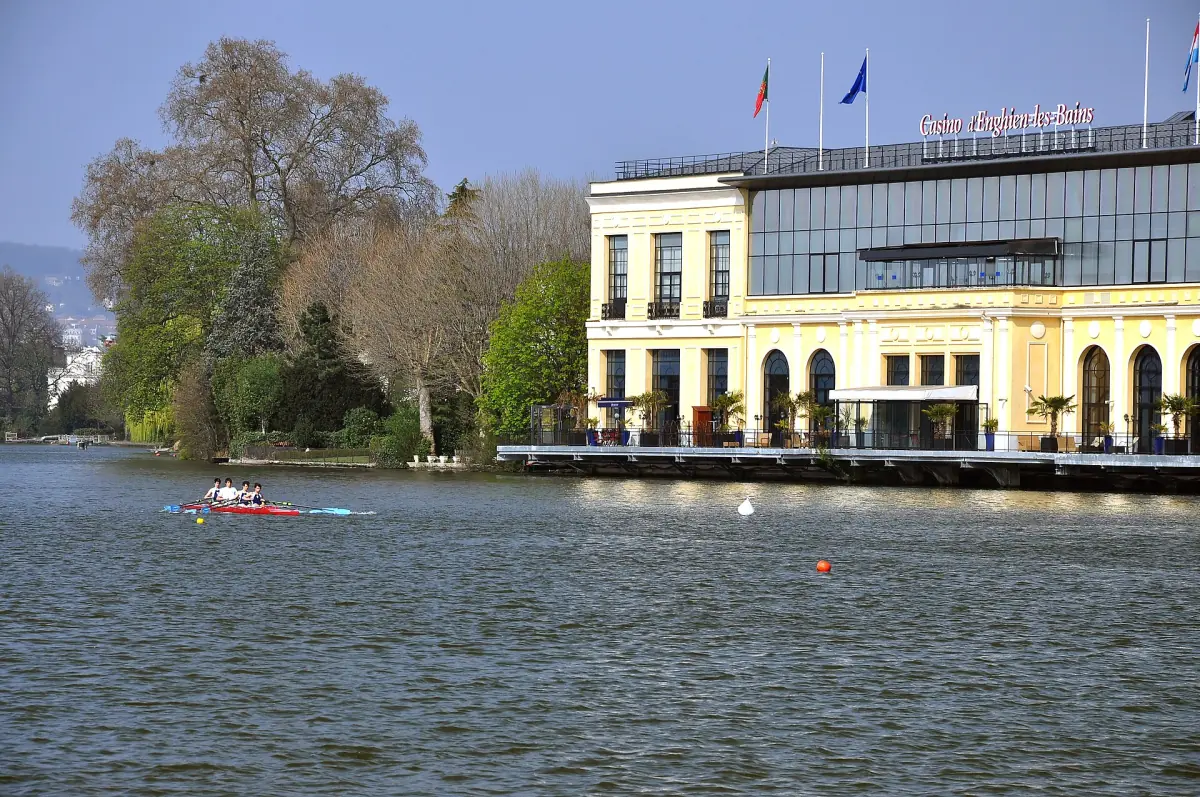 Le lac et le casino d'Enghien-les-Bains