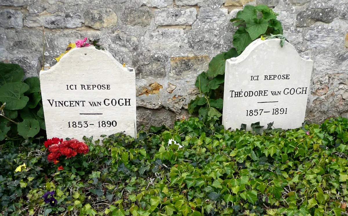 Les tombes de Vincent et Théo van Gogh sous le lierre