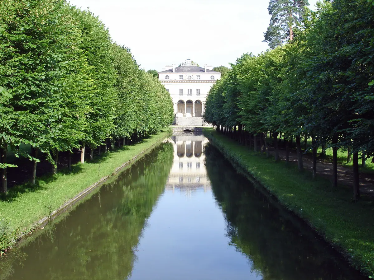 Le palais abbatial au bout d'un canal à Royaumont