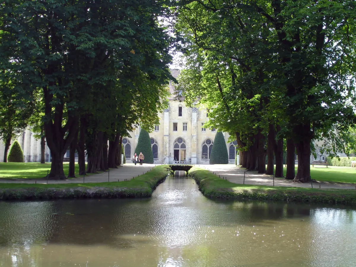 Le canal et les bâtiments de l'abbaye de Royaumont