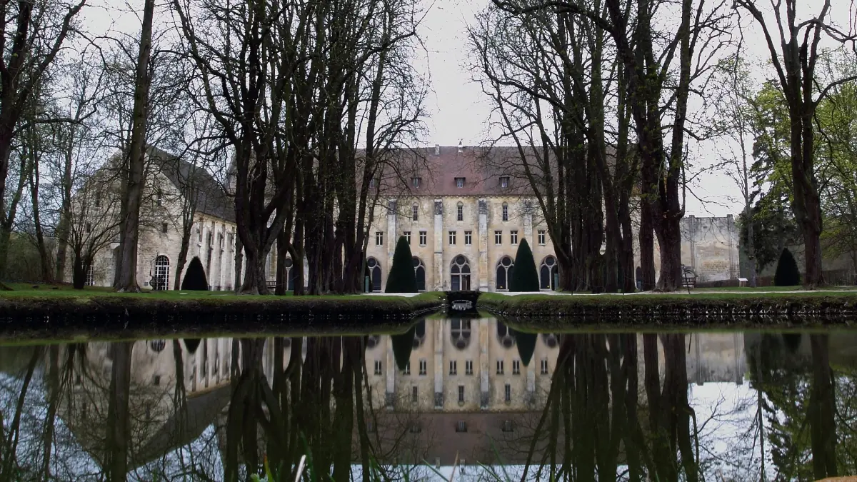 L'abbaye de Royaumont se reflète dans l'eau