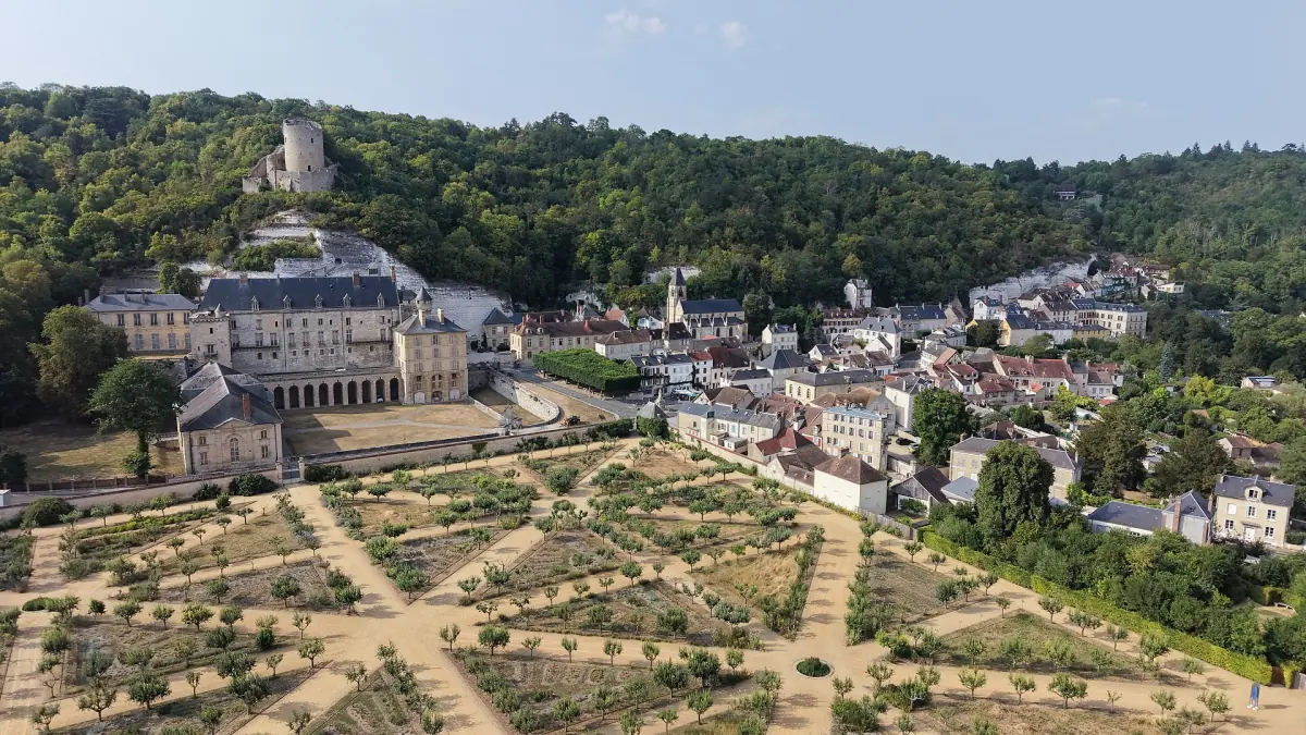 Vue sur le village et les jardins de La Roche-Guyon